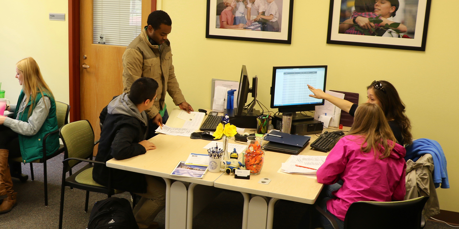 UD students in the academic advisement office