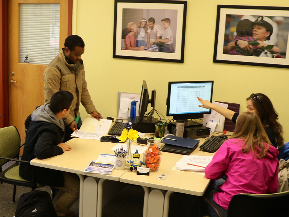 UD students in the academic advisement office